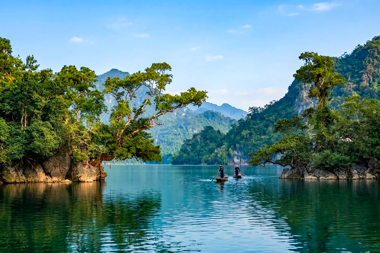 Thuyền trên mặt hồ giữa những ngọn núi