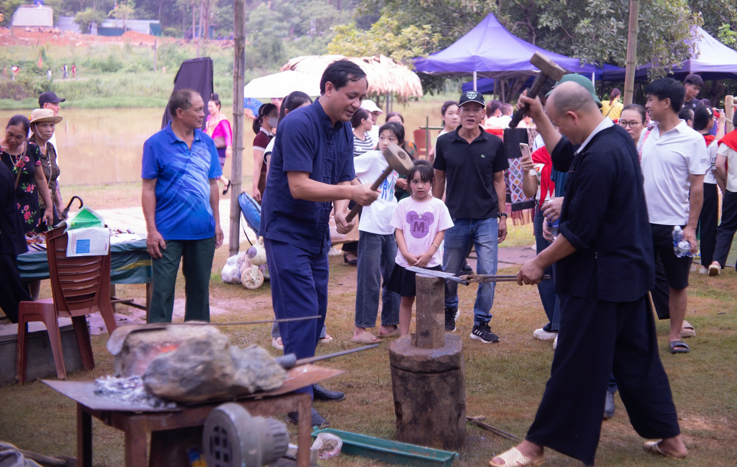 Kỹ thuật cắt liền vai của áo Tày, tạo cho sự cử động dễ dàng trong lao động, sản xuất