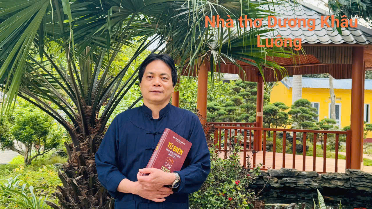 Nhà thơ Dương Khâu Luông, trong bộ trang phục mặc thường ngày của người Tày